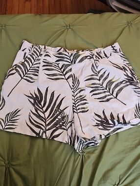C & C CALIFORNIA Woman's Leaf Print Dress Shorts